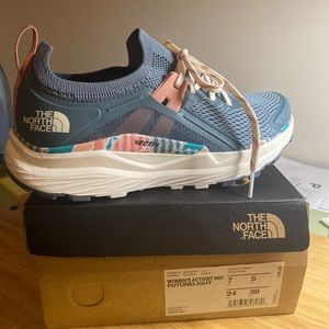 BRAND NEW Size 7.5-North Face Womens Activist Mid Futurelight Sneakers MSRP $145